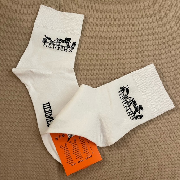 Equestrian Luxe Accessories - Chic Graphic Carriage Cotton Blend Socks – White & Black